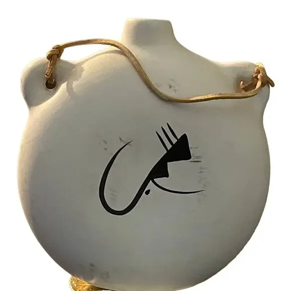 VINTAGE NATIVE AMERICAN WHITE JUG FEATURING HOWLING WOLF LEATHER HANDLE NESBITT - Picture 2 of 3